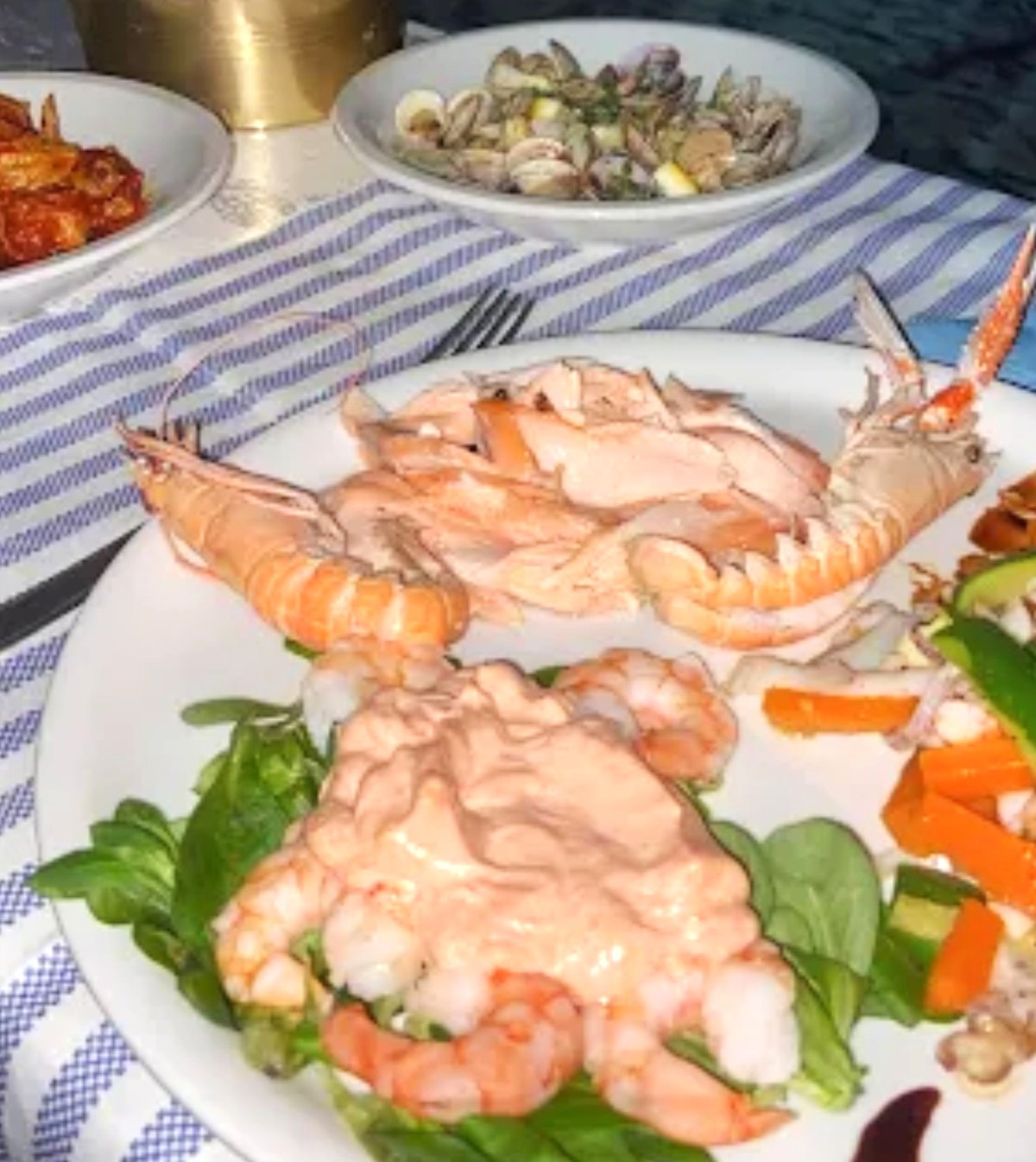Antipasto di mare con gamberi, scampi e insalata di mare
