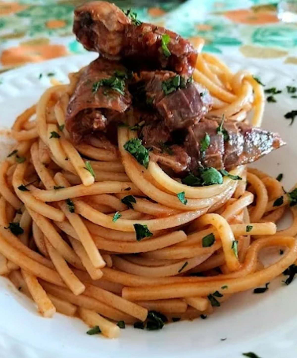 Spaghetti con moscardini in umido serviti al ristorante