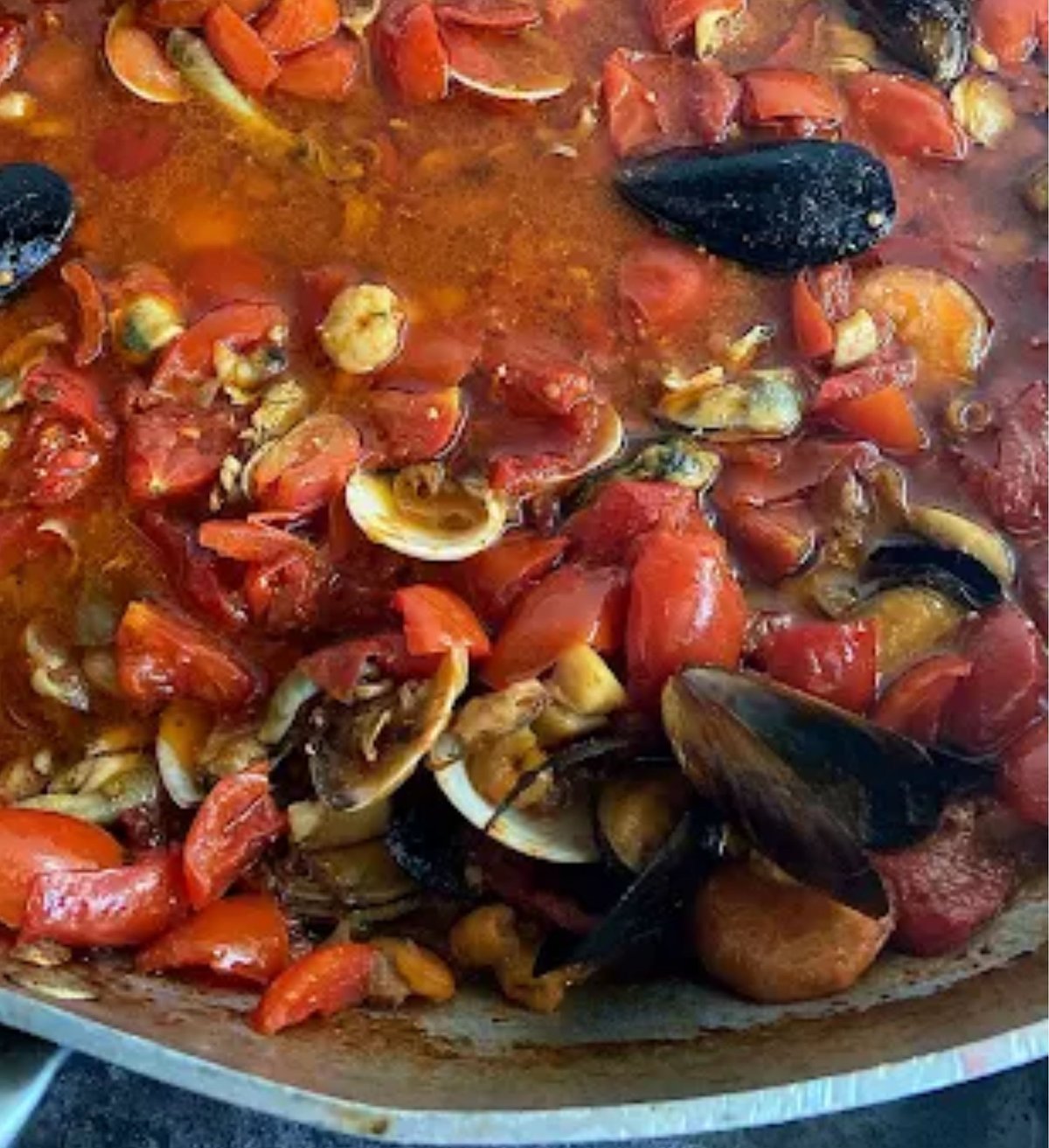 Padellata di cozze e vongole con pomodoro fresco