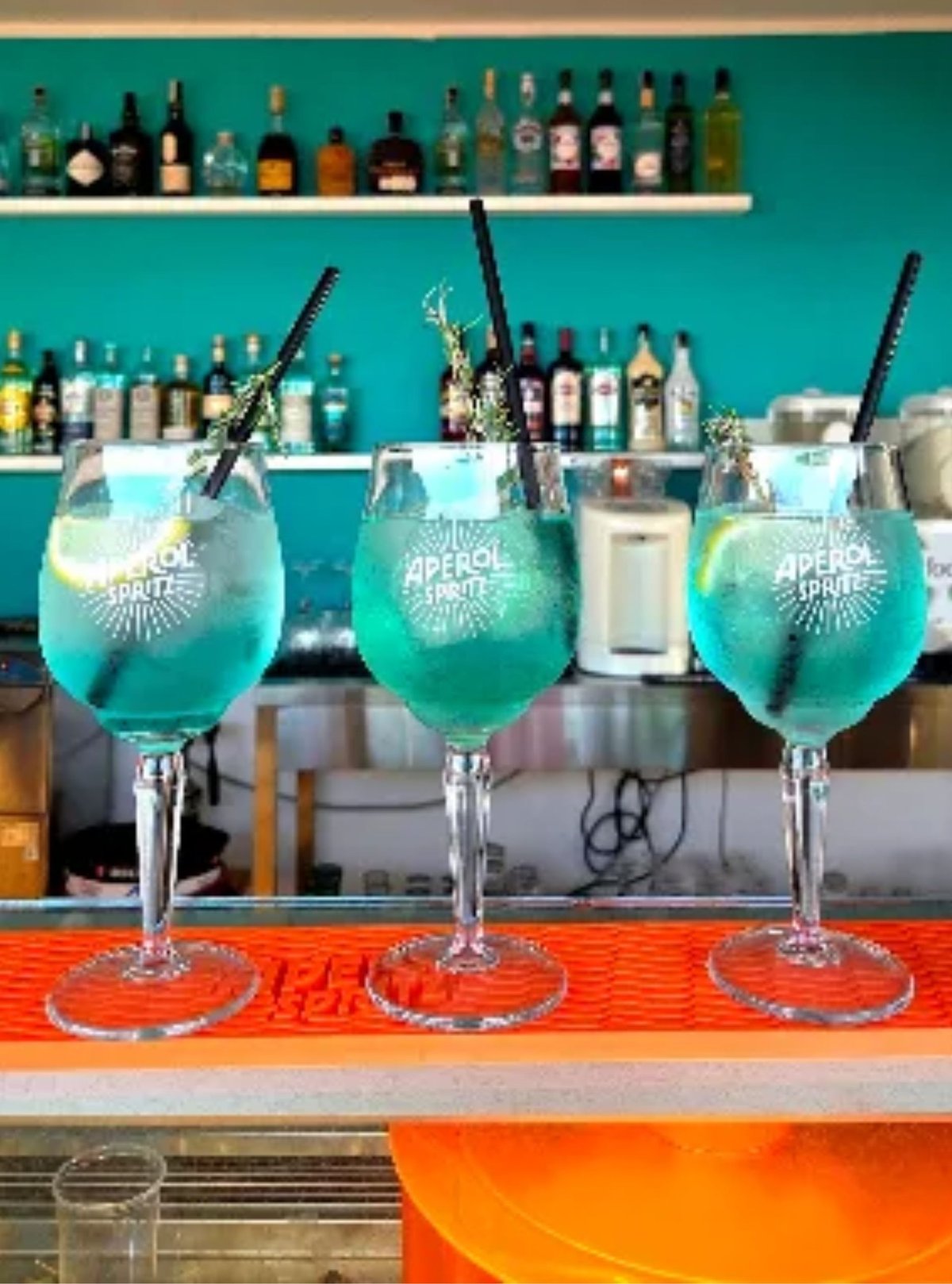 Cocktail preparati al bancone del bar sul lungomare